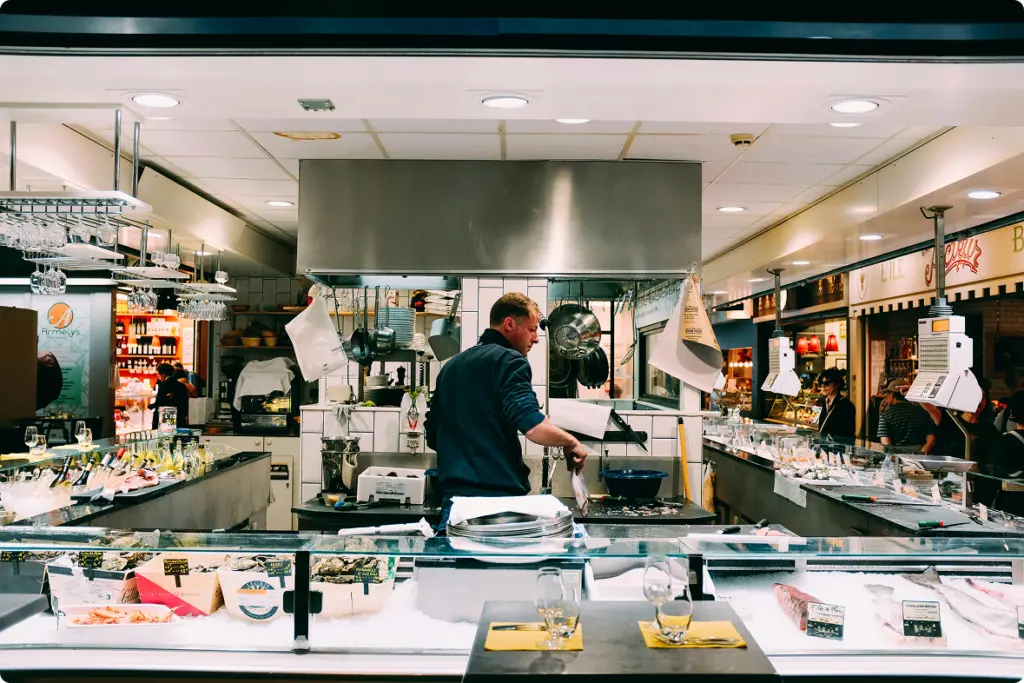 Cuisine ouverte en service dans un établissement de restauration